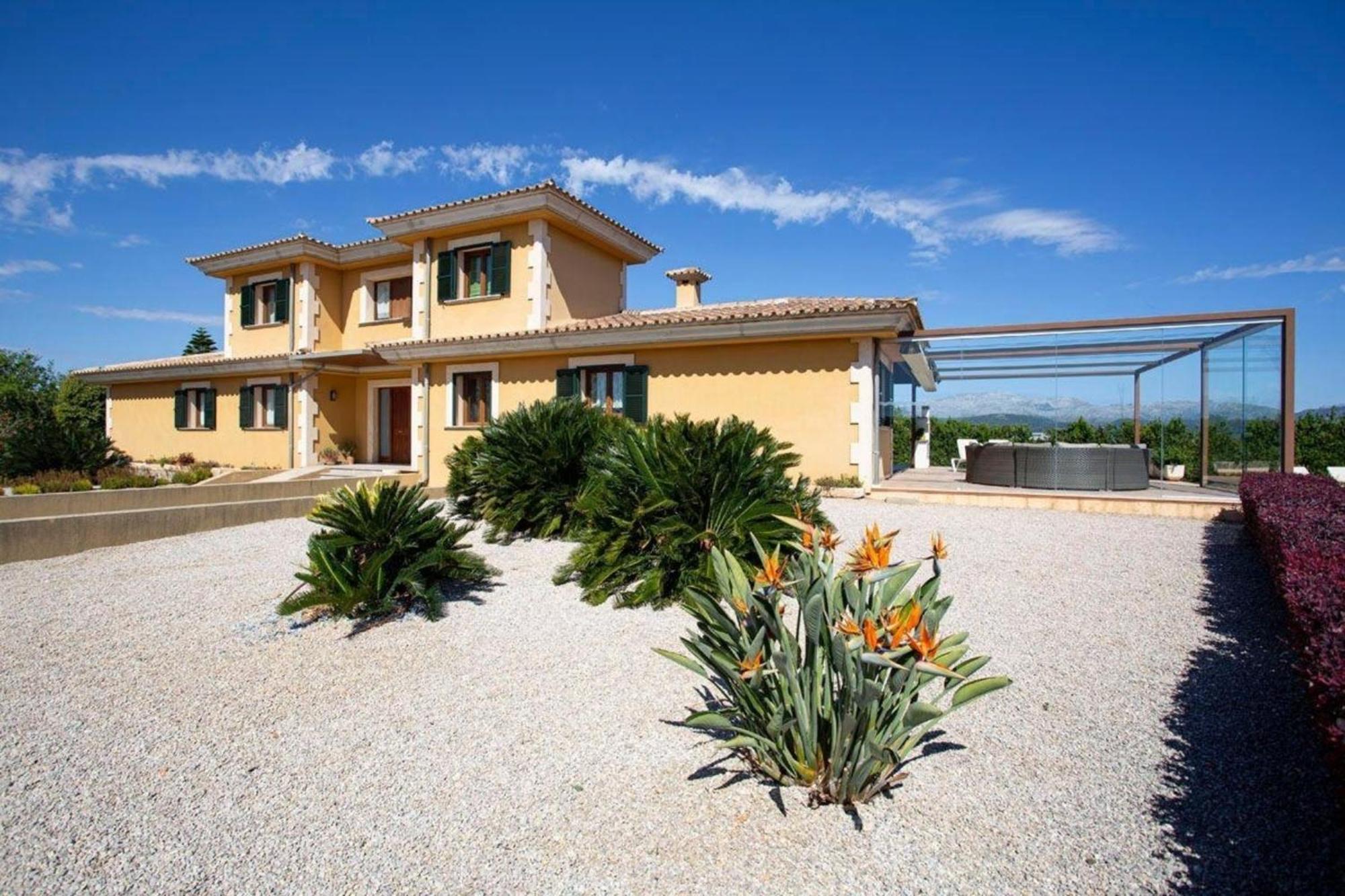 Ferienhaus Grosszuegige Mit Beheizbarem Pool Und Jacuzzi