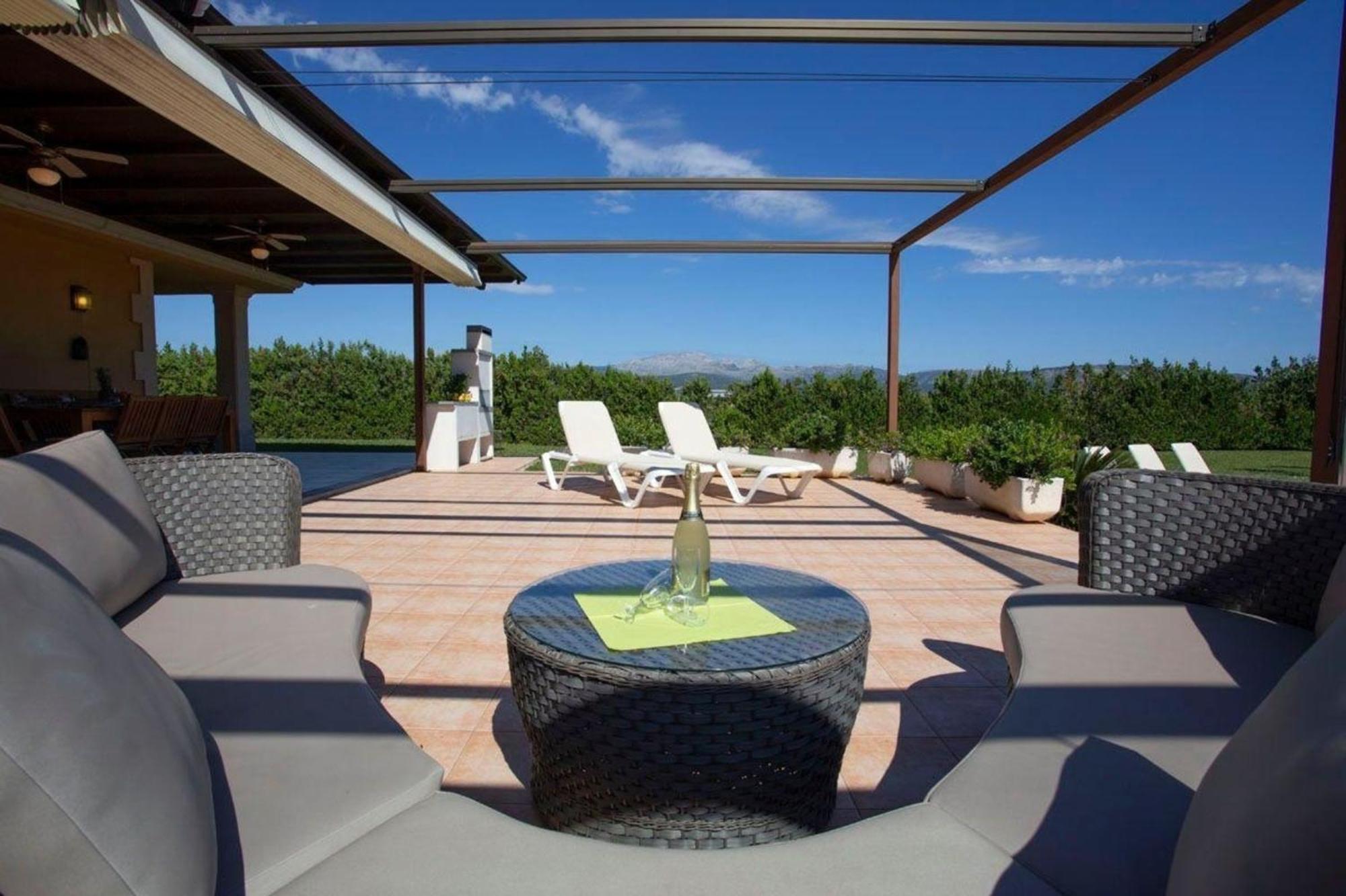 Ferienhaus Grosszuegige Mit Beheizbarem Pool Und Jacuzzi Muro