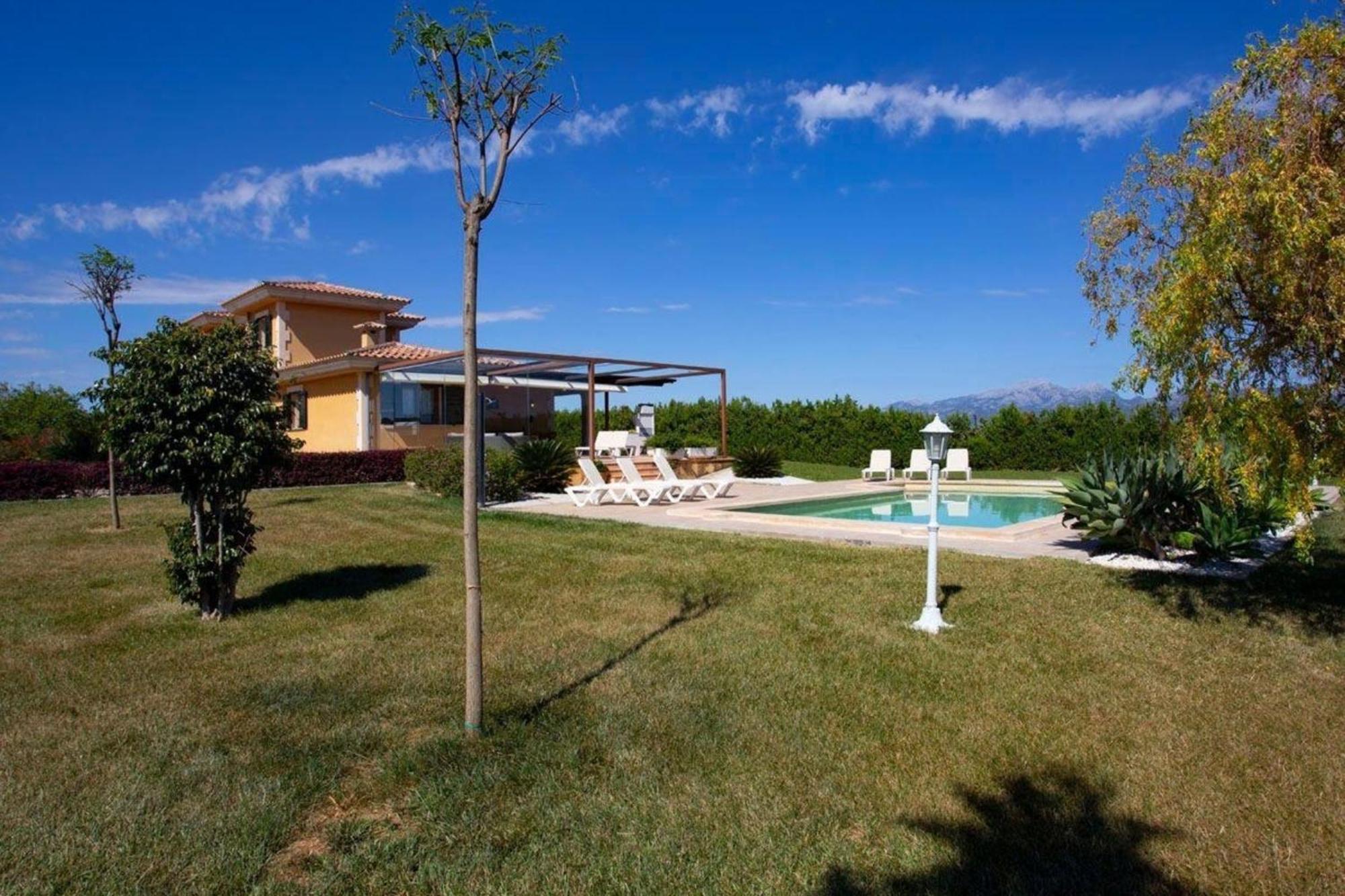 Grosszuegige Mit Beheizbarem Pool Und Jacuzzi *