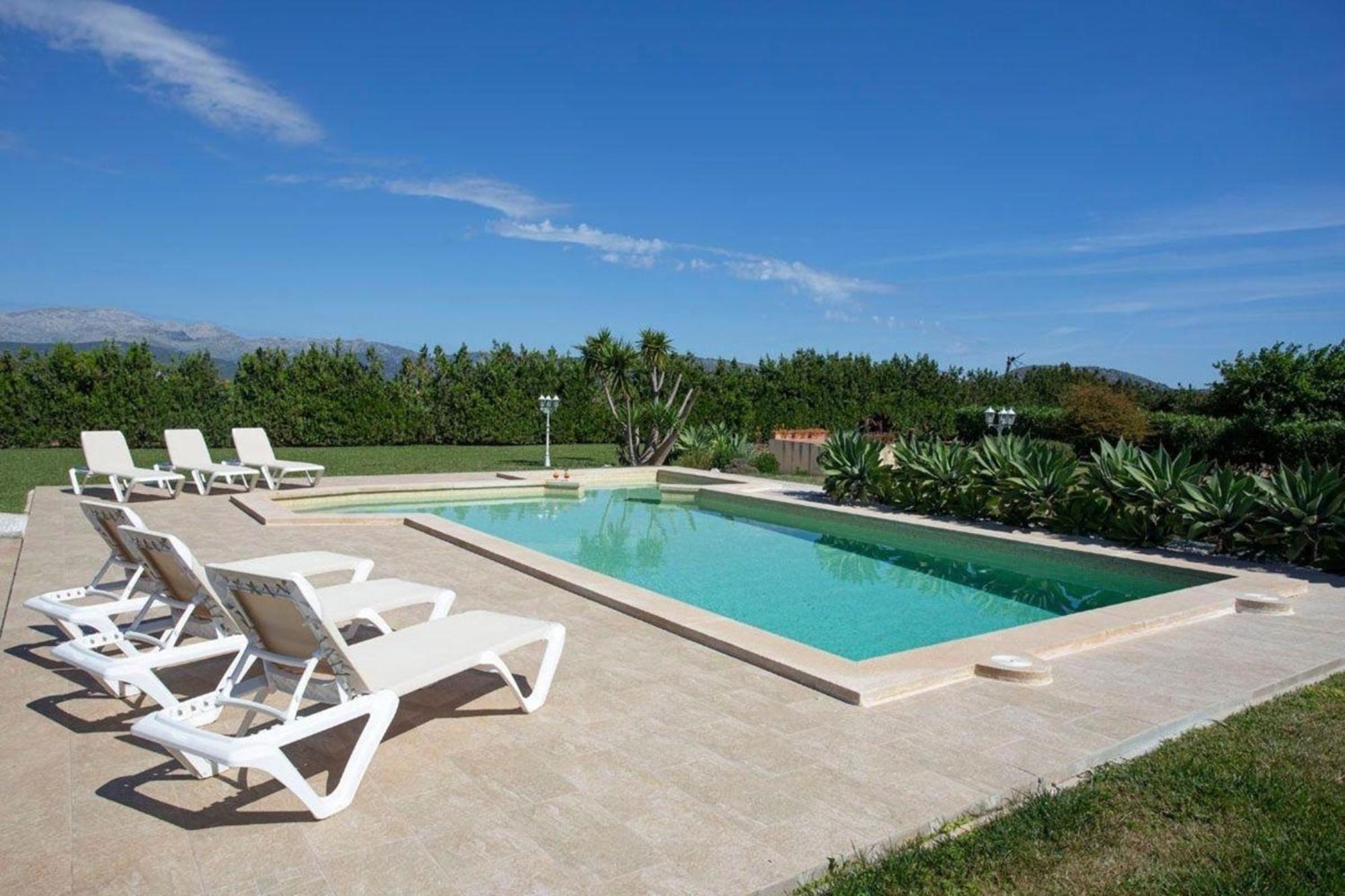 Grosszuegige Mit Beheizbarem Pool Und Jacuzzi