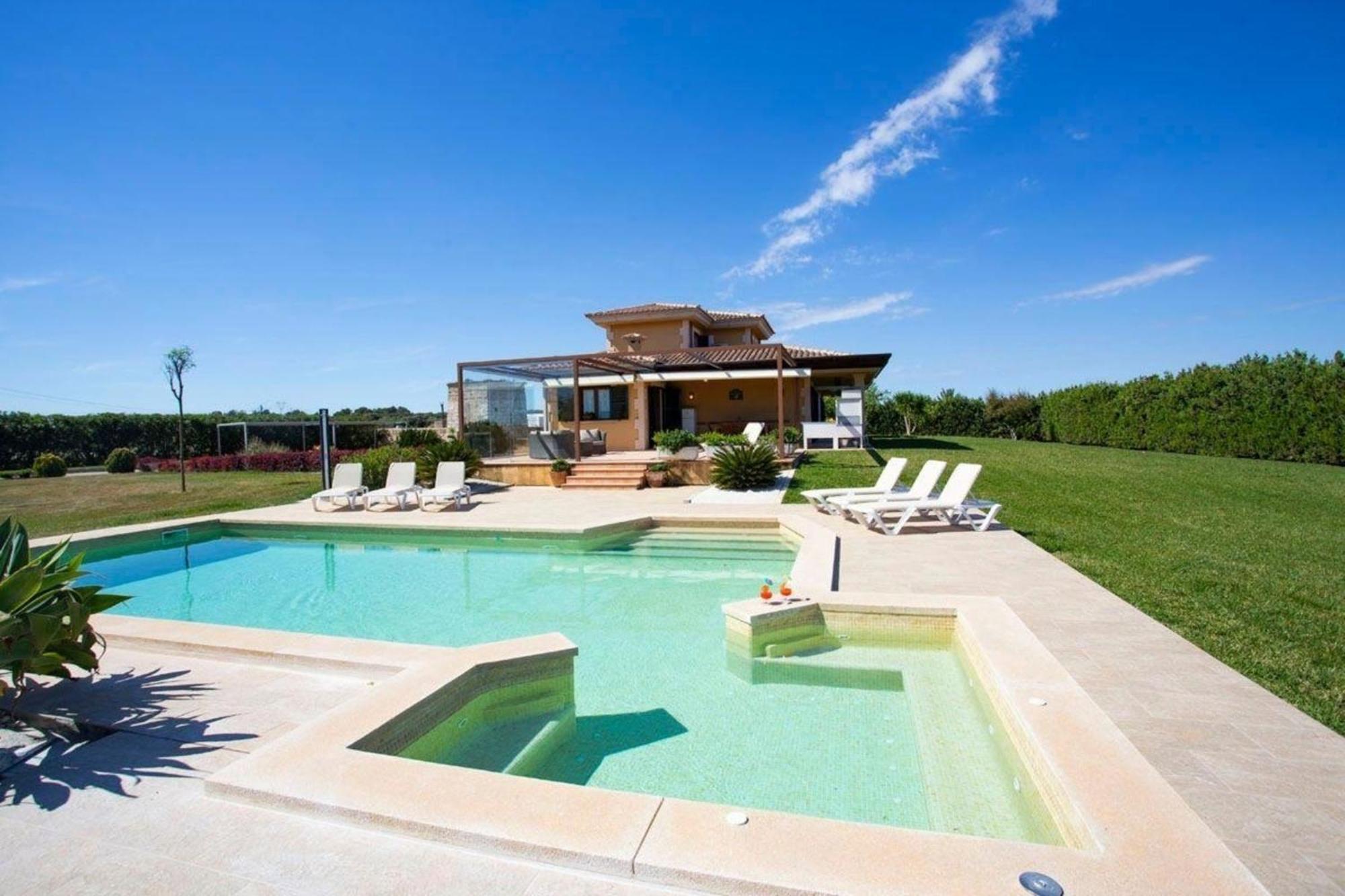 Grosszuegige Mit Beheizbarem Pool Und Jacuzzi Ferienhaus