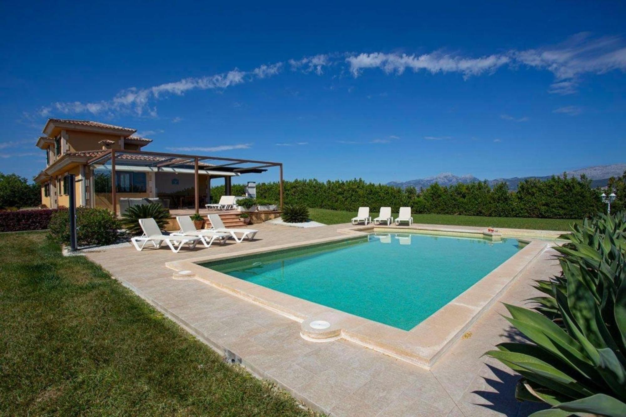 Grosszuegige Mit Beheizbarem Pool Und Jacuzzi Ferienhaus